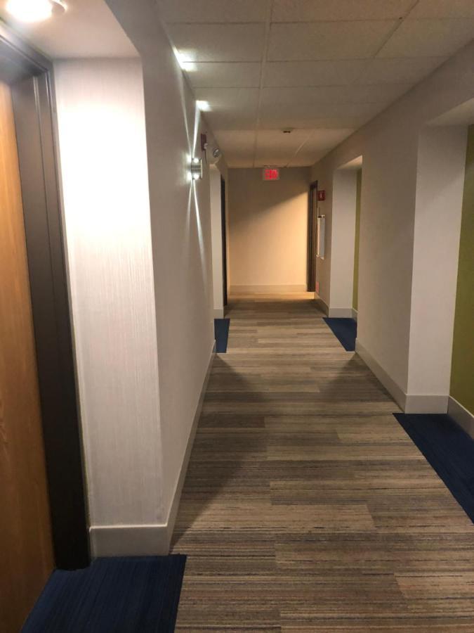 ホリデイ イン エクスプレス マウント バーノン Mount Vernon エクステリア 写真